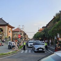 kawasan-kota-ubud-gianyar-selalu-dipadati-wisatawan-asing-namun-nuansa-budayanya-sangat-jelas-kelihatan-dengan-area-puri-agung